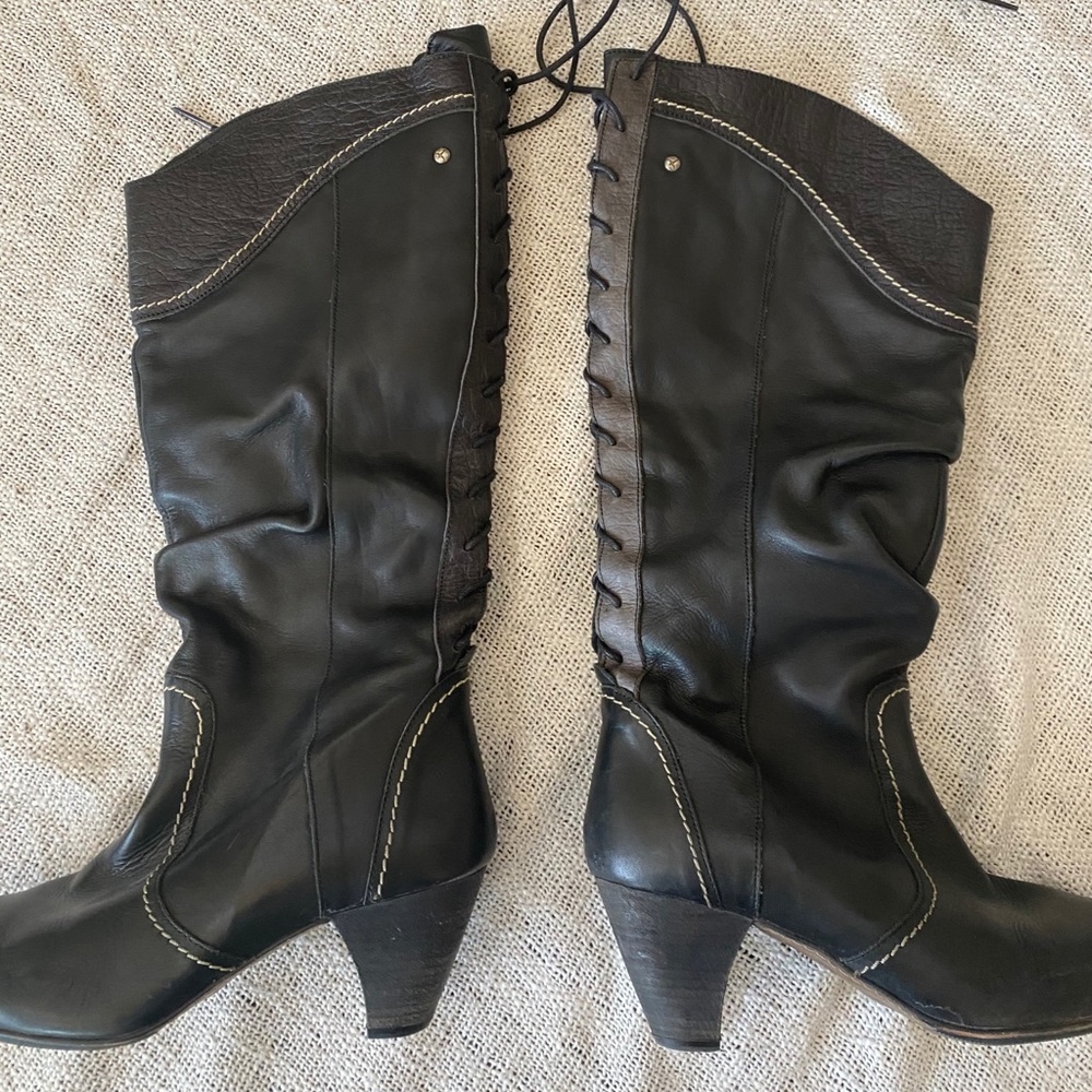 Knee-hi black tie up boots